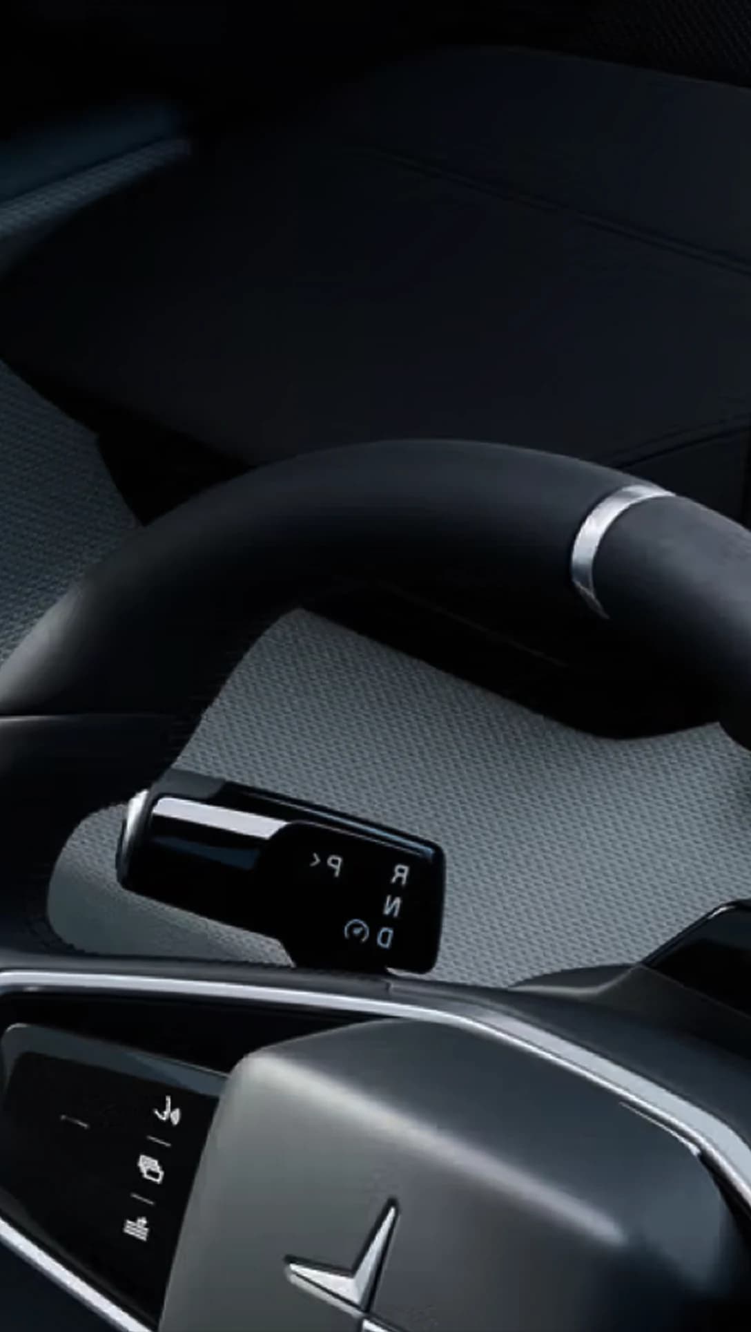Pormenor do volante e do interior de um carro