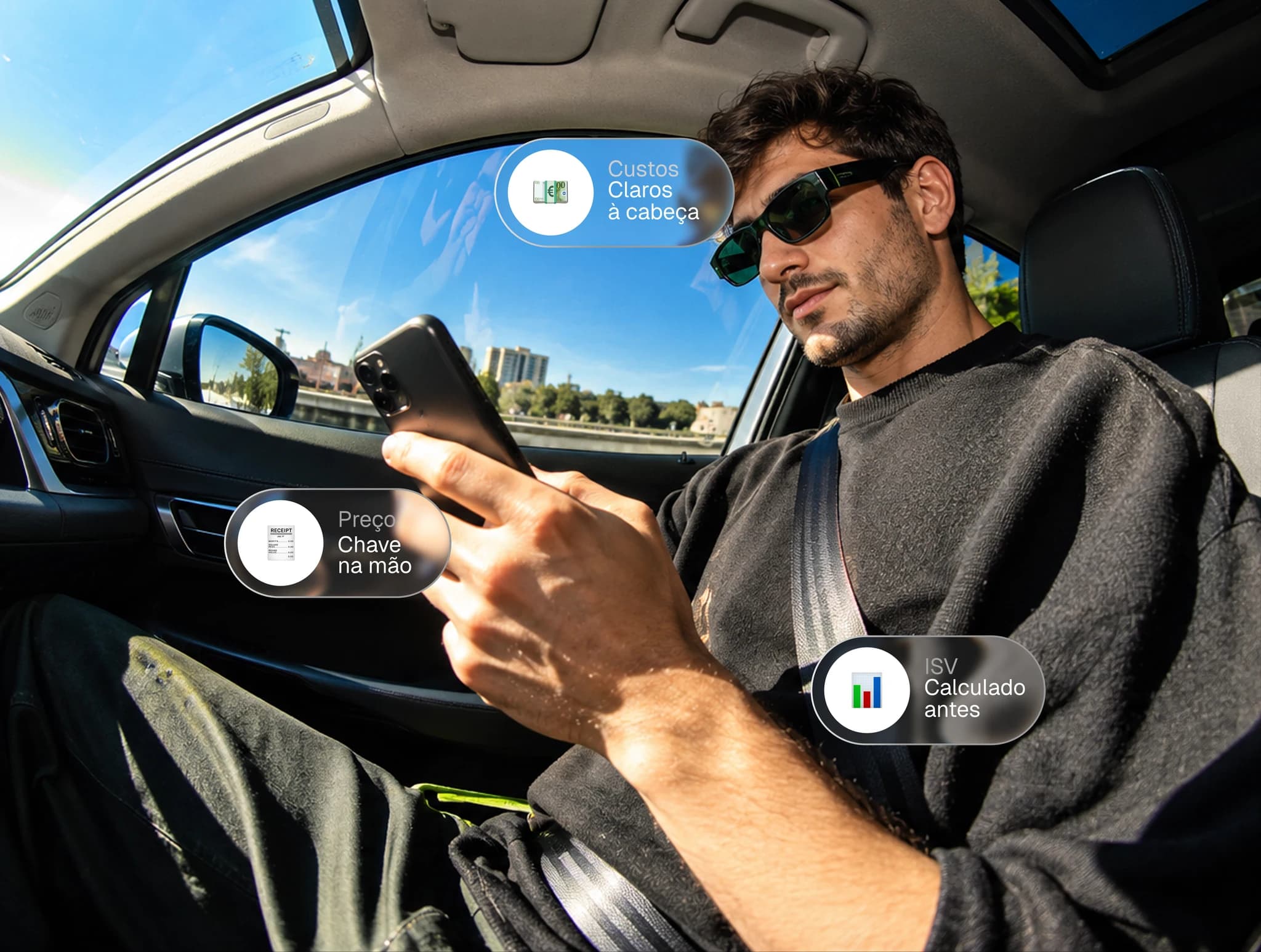 Homem ao volante de um carro a consultar o telemóvel, com os destaques custos claros à cabeça, preço chave na mão e ISV calculado antes